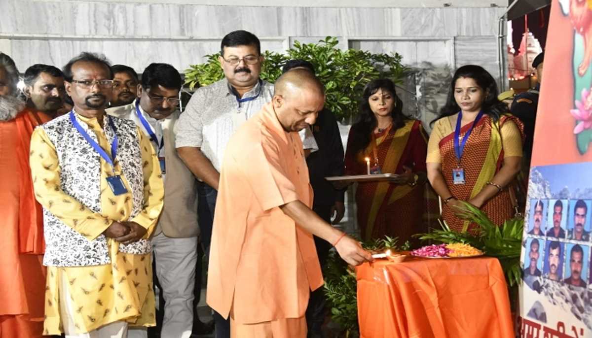 सीएम योगी ने गोरखपुर में शहीदों की याद में जलाया दीया